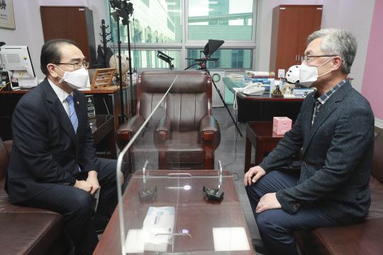 지난 7월 22일 태영호(왼쪽) 국민의힘 의원을 만난 최재형(오른쪽) 전 감사원장. 최 전 원장이 서울 여의도 국회 의원회관 내 국민의힘 태영호 의원실을 방문해 대화하고 있다. 연합뉴스.